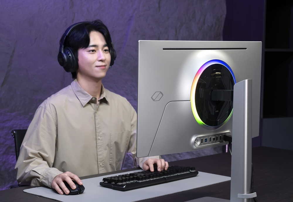 세계 최초 500Hz 초고주사율이 적용된 OLED 게이밍 모니터 '오디세이 OLED G6'를 체험하고 있는 삼성전자 모델