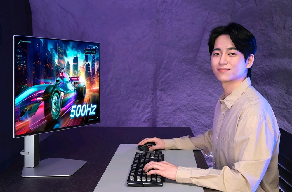 삼성전자 모델이 세계 최초 500Hz 초고주사율이 적용된 OLED 게이밍 모니터 '오디세이 OLED G6'를 체험하고 있다.