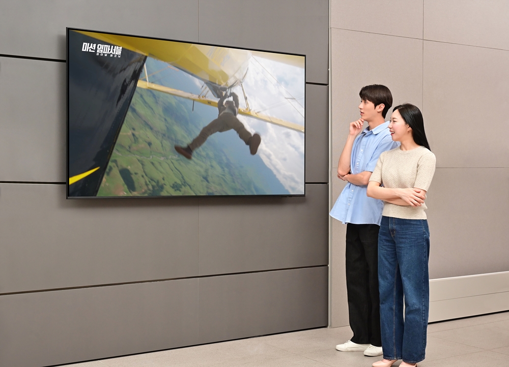 삼성전자 모델이 2025년형 QLED TV에서 상영되는 <미션 임파서블: 파이널 레코닝> 영상을 감상하고 있다.