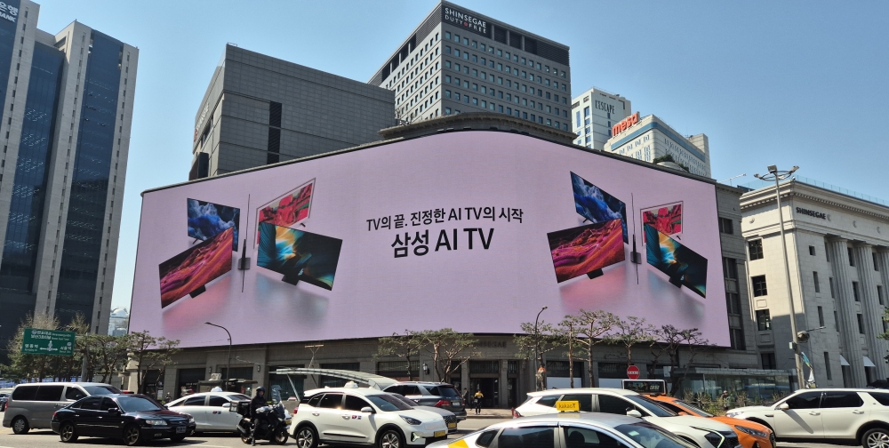서울 신세계 백화점에서 진행하는 '삼성 비전 AI(Vision AI)' 옥외광고 모습