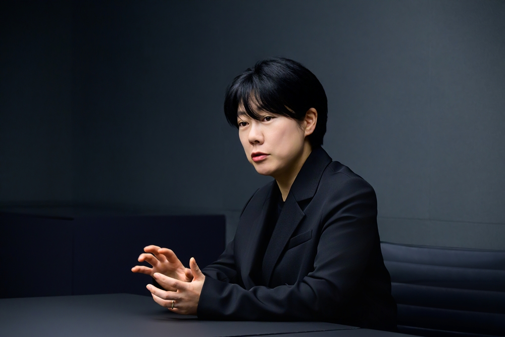 ▲ ‘갤럭시 S25 엣지’ 제품 디자인을 담당한 이지영 상무가 디자인 본질에 대해 설명하고 있다