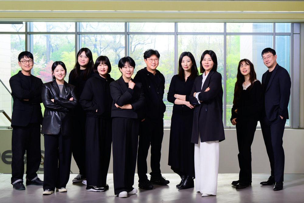 ▲ 갤럭시 S25 엣지 디자인에 참여한 디자이너. (왼쪽부터) MX사업부 디자인팀 장승호 프로, 조윤경 프로, 오승아 프로, 김은영 프로, 이지영 상무, 김영일 프로, 고지현 프로, 박형신 상무, 강정아 프로, 이정택 프로