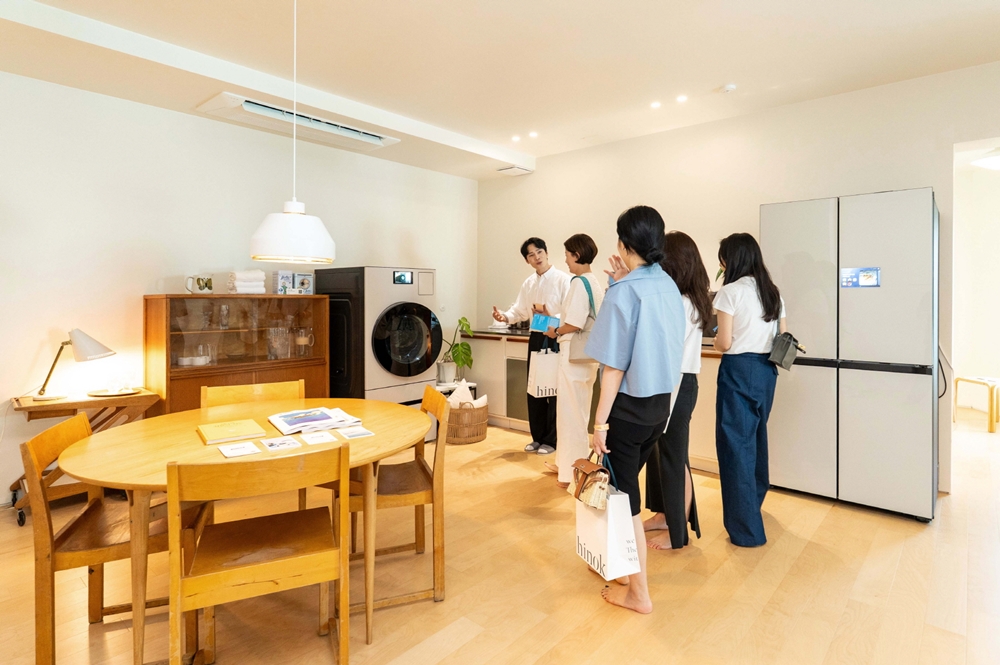 관람객이 부산 해운대구 달맞이길 복합문화공간 에케(ECKE)에서 진행된 라이프스타일 전시에서 삼성전자 2025년형 비스포크 AI 가전을 체험하고 있는 모습
