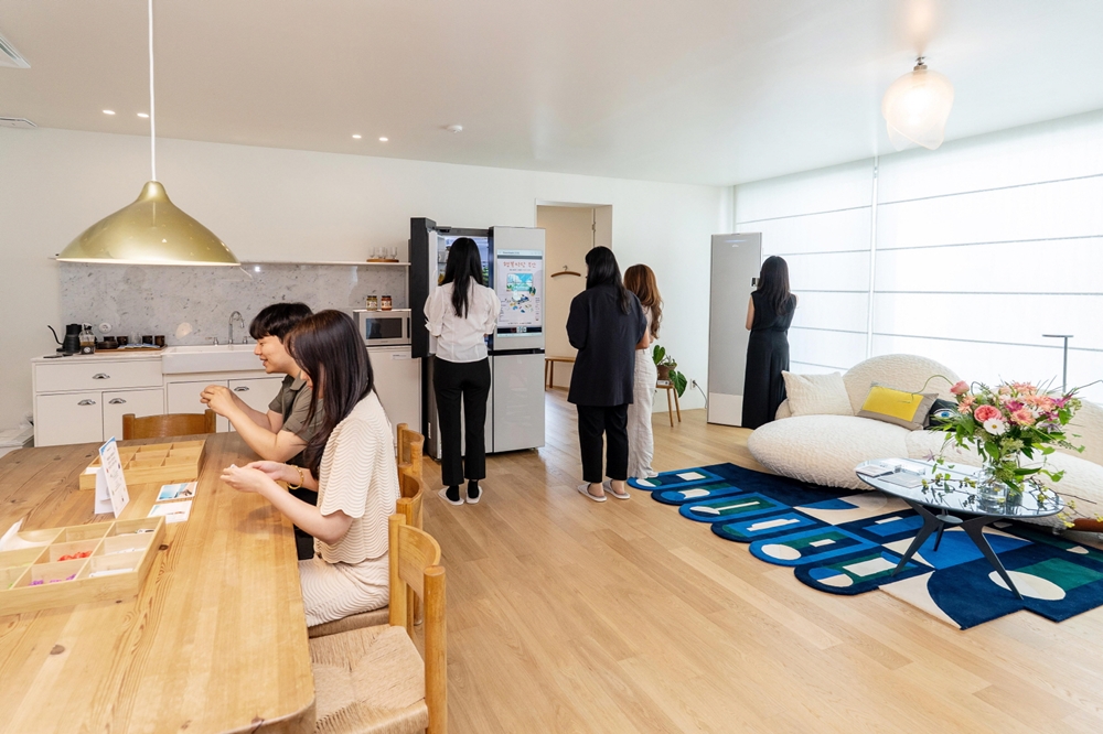 관람객이 부산 해운대구 달맞이길 복합문화공간 에케(ECKE)에서 진행된 라이프스타일 전시에서 삼성전자 2025년형 비스포크 AI 가전을 체험하고 있다.