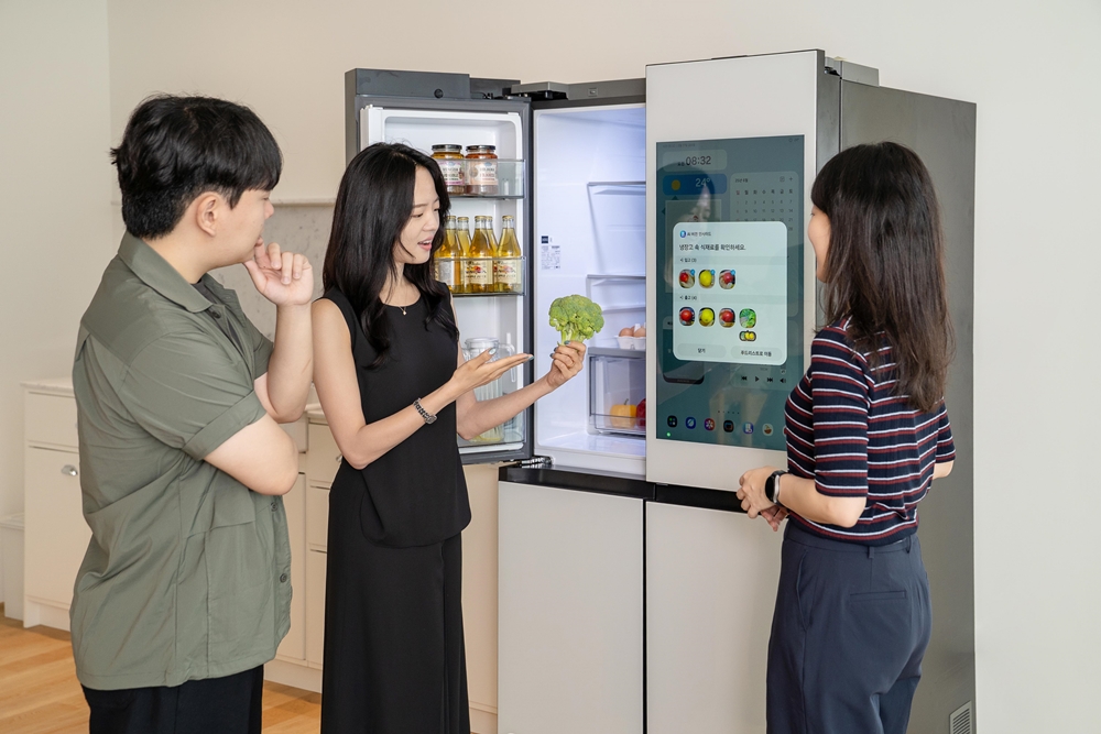 에케(ECKE)에서 진행된 라이프스타일 전시에서 삼성전자 2025년형 비스포크 AI 가전을 체험하고 있는 관람객의 모습.