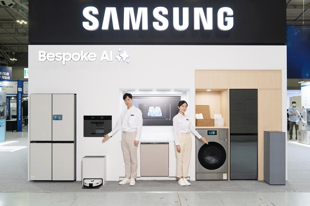 삼성전자 모델이 25일부터 28일까지 광주광역시 김대중컨벤션센터에서 열리는 '2025 광주미래산업엑스포'에 마련된 삼성전자 부스를 소개하고 있다.