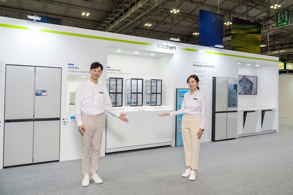 삼성전자 모델이 25일부터 28일까지 광주광역시 김대중컨벤션센터에서 열리는 '2025 광주미래산업엑스포' 삼성부스에서 삼성전자 키친존을 소개하고 있는 모습