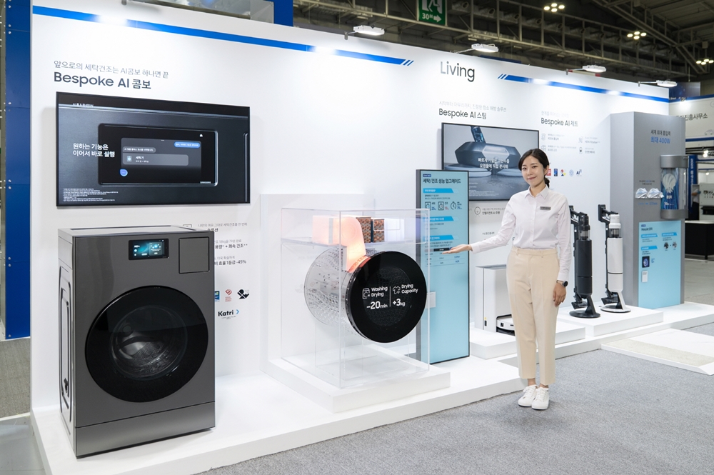 삼성전자 모델이 25일부터 28일까지 광주광역시 김대중컨벤션센터에서 열리는 '2025 광주미래산업엑스포' 삼성부스에서 '비스포크 AI 콤보' 세탁건조기를 소개하고 있는 모습