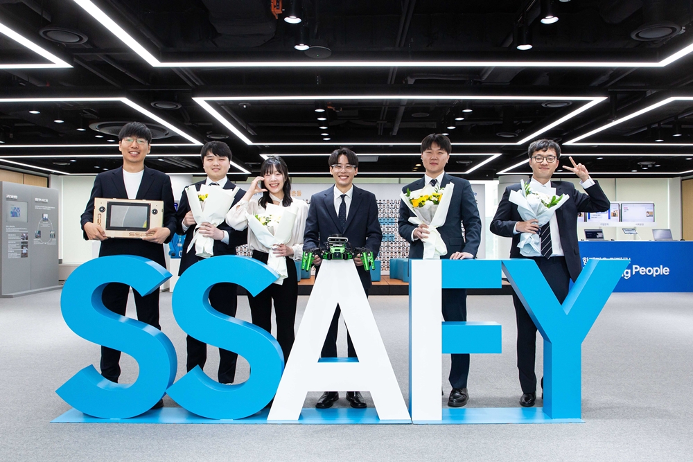 24일 서울 강남구 '삼성청년SW·AI아카데미(SSAFY)' 서울캠퍼스에서 열린 SSAFY 12기 수료식에 참석한 수료생들이 기념 촬영을 하고 있는 모습