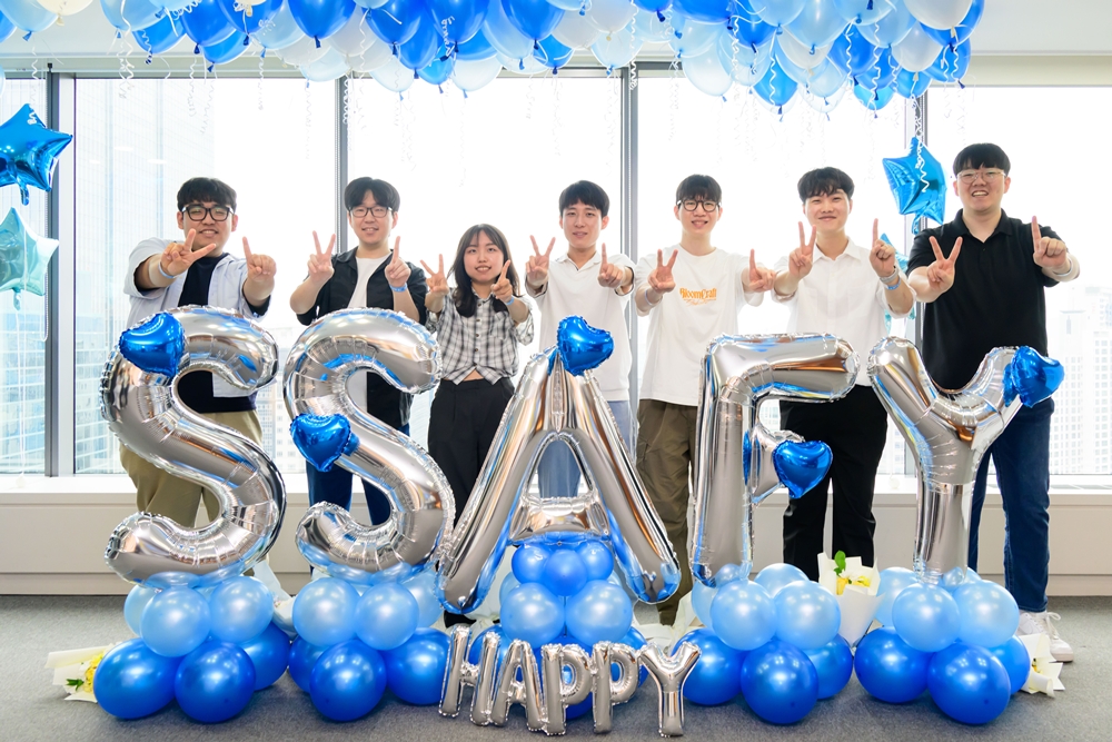 SSAFY 12기 수료식을 맞아 수료생들이 활짝 웃고 있다.