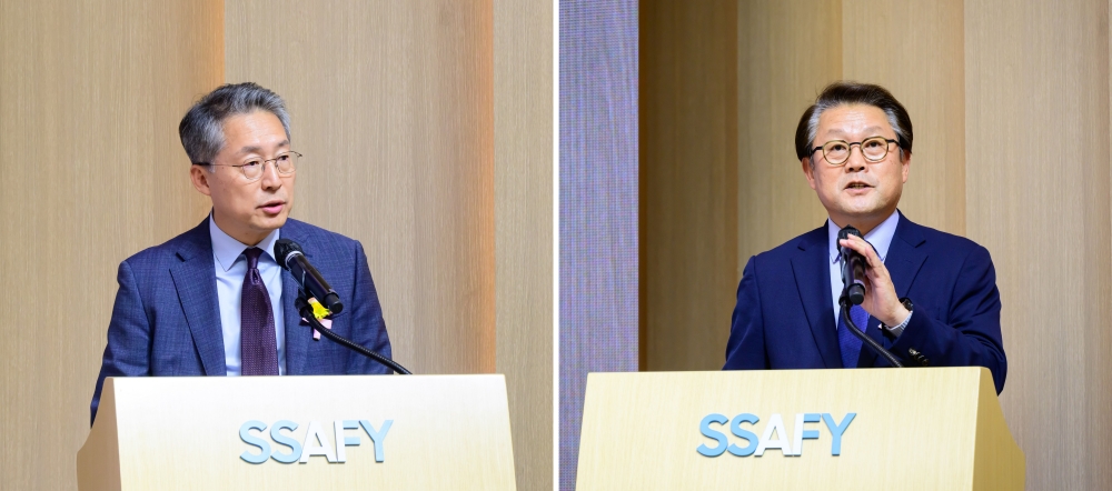 SSAFY 수료식에서 고용노동부 김민석 차관(좌)과 삼성전자 CR 담당 박승희 사장(우)이 축사를 전하고 있다.