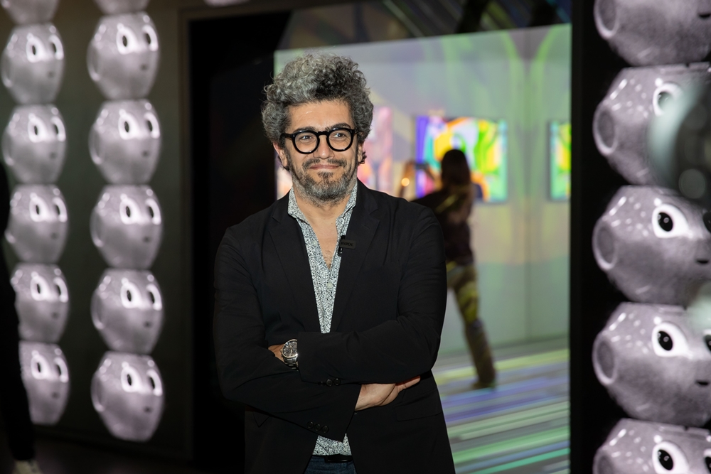 스위스 바젤을 기반으로 활동하는 현대 미술 아티스트 ‘바심 마그디(Basim Magdy)’는 아트바젤 인 바젤 2025에서 삼성전자와 협업해 아트큐브(ArtCube)에서 작품들을 선보였다