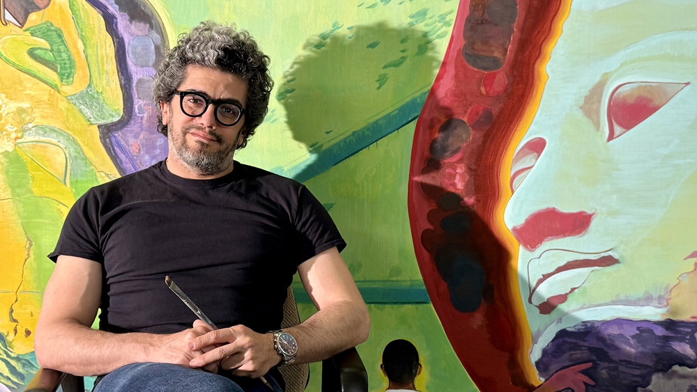 현대 미술가 바심 마그디는 현실과 상상의 경계를 허물며 생동감 넘치는 비현실적 시각 요소와 깊이 있는 서사로 유명하다