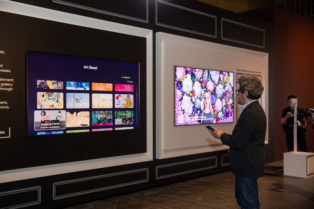 바심 마그디가 삼성 아트 큐브에서 아트바젤 콜렉션을 체험하는 모습