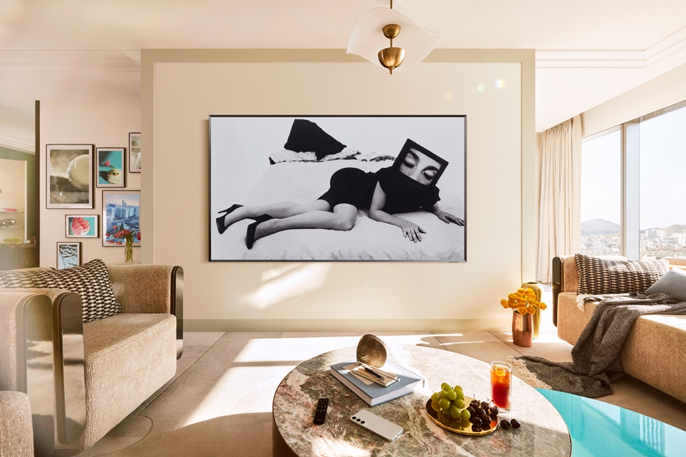 삼성전자가 '삼성 아트 스토어'에 2025년 아트 바젤 인 바젤(Art Basel in Basel) 컬렉션 38점의 작품을 선보였다. 사진 속 제품은 삼성전자 2025년형 Neo QLED 8K(모델명 QNF900), 작품은 린 허시만 리슨(Lynn Hershman Leeson)의 '유혹(Seduction)'.