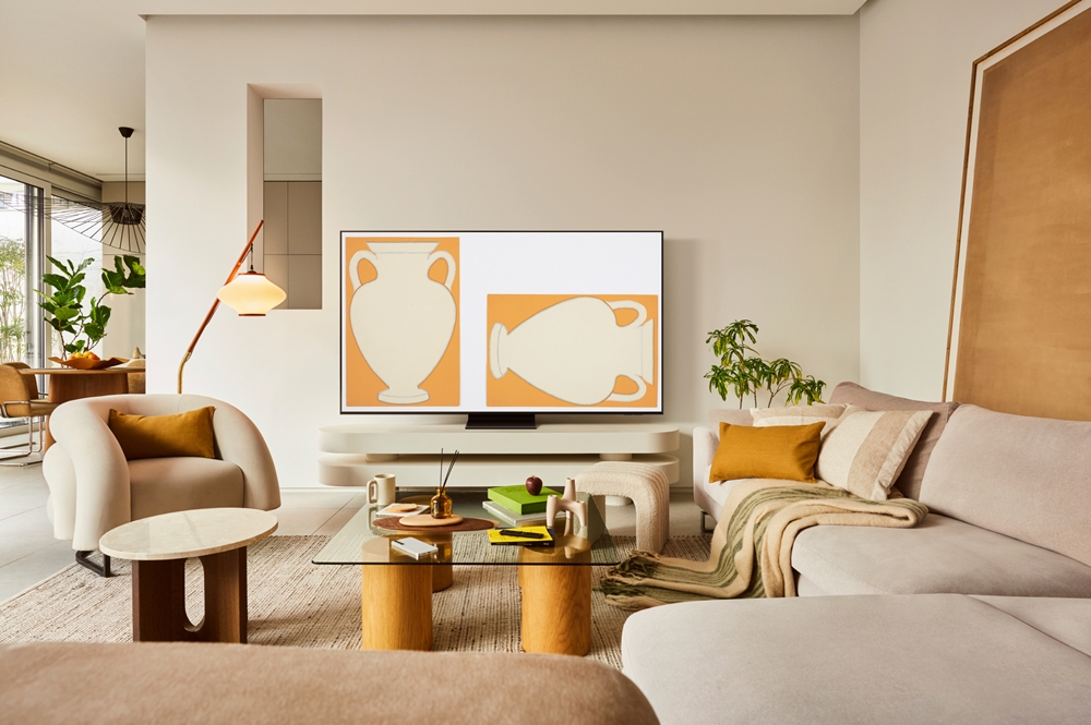 삼성전자가 '삼성 아트 스토어'에 2025년 아트 바젤 인 바젤(Art Basel in Basel) 컬렉션 38점의 작품을 선보였다. 사진 속 제품은 삼성전자 2025년형 Neo QLED(모델명 QNF70), 작품은 조 베어(Jo Bear)의 '무제(Untitled)'. 