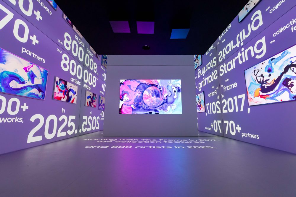 아트큐브 내부 벽면을 따라 설치된 ‘더 프레임 프로’, ‘마이크로 LED’, ‘Neo QLED 8K’ 등 삼성전자의 아트 TV 라인업.