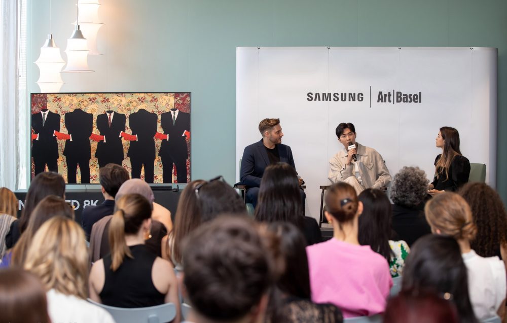 (왼쪽부터) 사회자 다니엘 판슬라우(Daniel Fanslau), 방탄소년단(BTS) RM, 그리고 삼성 아트 스토어 유럽 큐레이터 소피아 몬테이루(Sofia Monteiro)