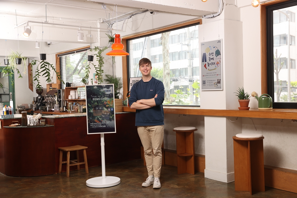 ▲노노샵(NONO SHOP) 줄리안 퀸타르트(Julian Quintart) 대표. 매장 내 스탠드(좌측), 행잉 형태로 자연스럽게 설치된 삼성 컬러 이페이퍼가 눈에 띈다