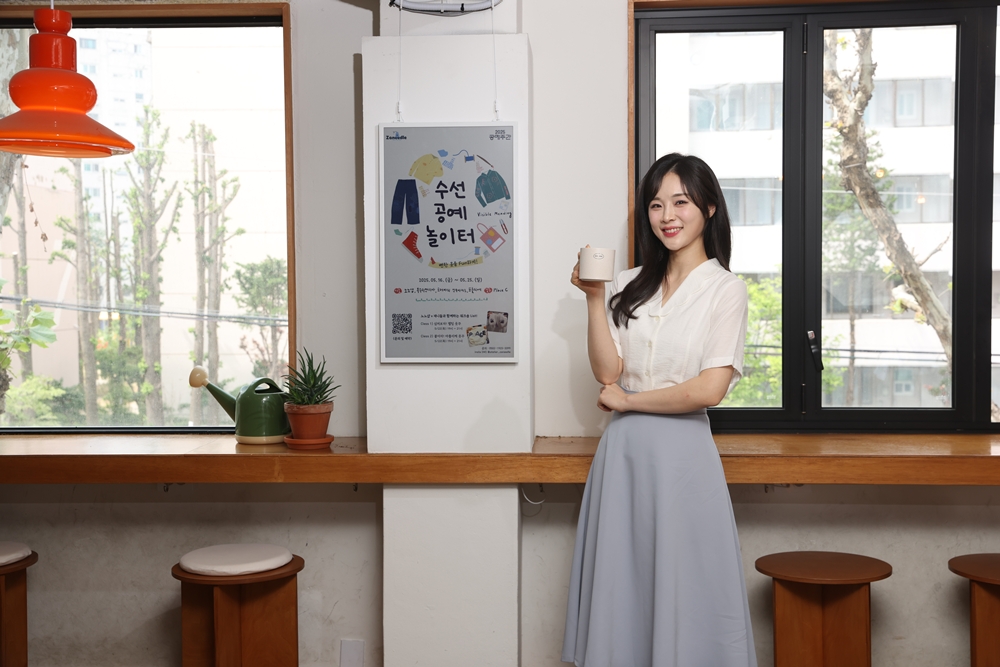 ▲노노샵 천장 레일에 행잉 형태로 설치된 삼성 컬러이페이퍼