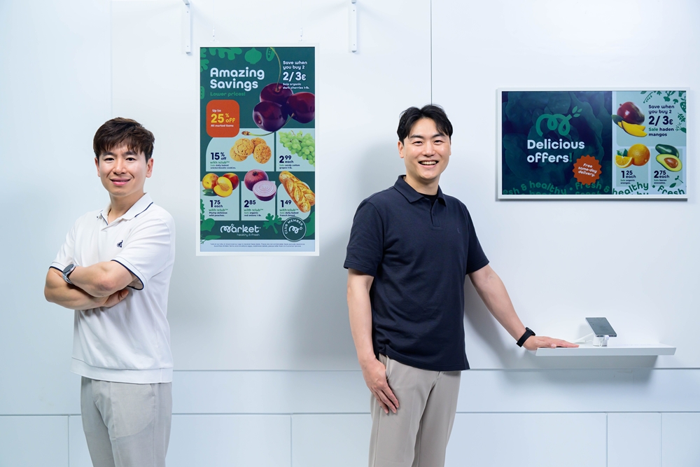 ▲ 삼성 컬러 이페이퍼 탄생의 주역인 (왼쪽) 삼성리서치 안일준 프로, (오른쪽) VD사업부 조대웅 프로