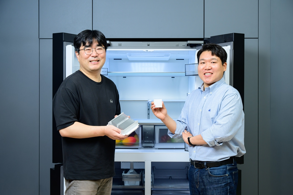 삼성전자 DA사업부 냉장고플랫폼 랩 정하진 프로(왼쪽)와 삼성리서치 라이프솔루션팀의 정성진 프로(오른쪽)가 비스포크 AI 하이브리드 냉장고 앞에서 포즈를 취하고 있다.