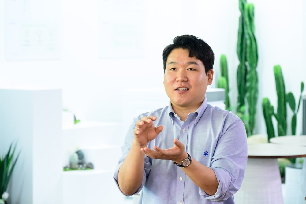 삼성리서치 라이프솔루션 팀의 정성진 프로가 고효율 박막 펠티어 소자를 설명하고 있다.