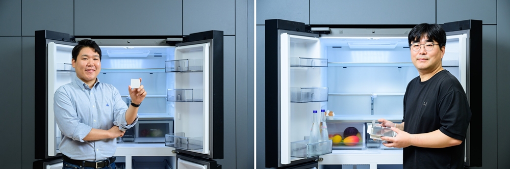 삼성전자 비스포크 AI 하이브리드 냉장고 앞에서 펠티어 소자를 들고 있는 정성진 프로(왼쪽)와 정하진 프로(오른쪽)