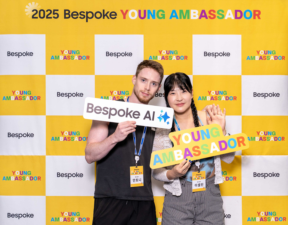 ▲2025 비스포크 영 앰버서더 발대식에 마련된 포토존에서 기념사진을 남긴 안토니(왼쪽)과 이셀린(크리에이터 '빵과 열무')