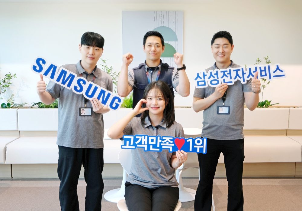 삼성전자서비스 임직원들이 고객 만족도 1위 선정 기념 촬영을 하는 모습
