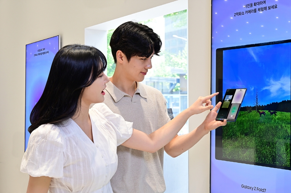 삼성스토어 홍대 '갤럭시 스튜디오'에서 ‘갤럭시 Z 폴드7'의 대화면 디스플레이를 활용해 멀티태스킹을 경험하는 모습