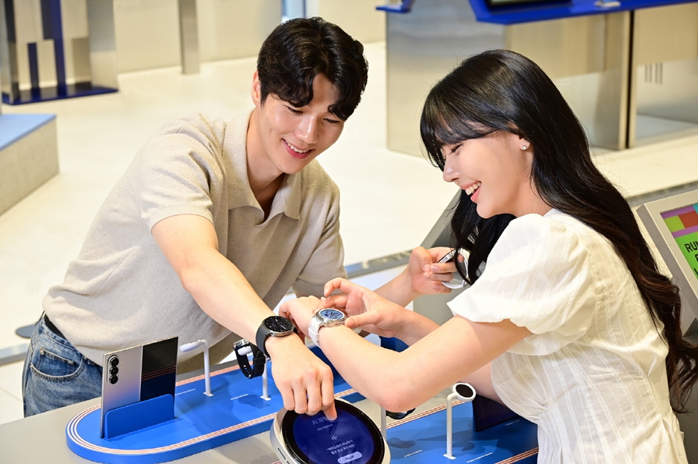 . 삼성스토어 홍대 '갤럭시 스튜디오'에서 '갤럭시 워치8'과 '갤럭시 워치8 클래식'을 체험하는 모습