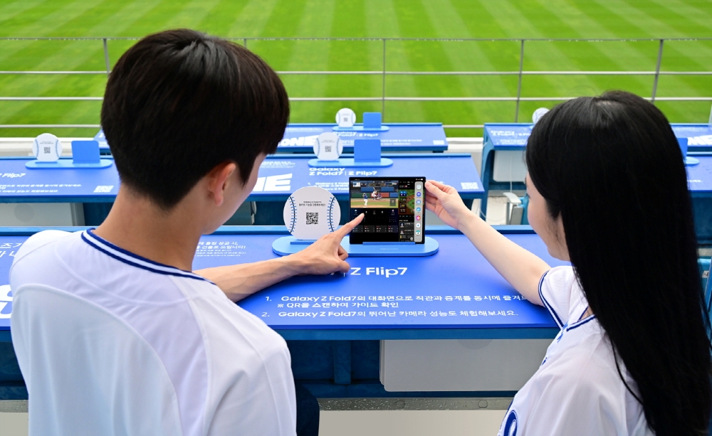 대구 삼성 라이온즈 파크 '루프탑석'에서 방문객들이 '갤럭시 Z 폴드7'의 대화면으로 멀티태스킹 기능을 체험하는 모습