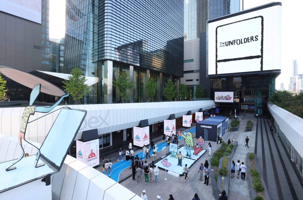 서울 코엑스에 오픈한 '갤럭시 Z 폴드7∙Z 플립7'과 아티스트 '장 줄리앙(Jean Jullien)'의 협업 체험존 'The Galaxy UNFOLDERS' 전경