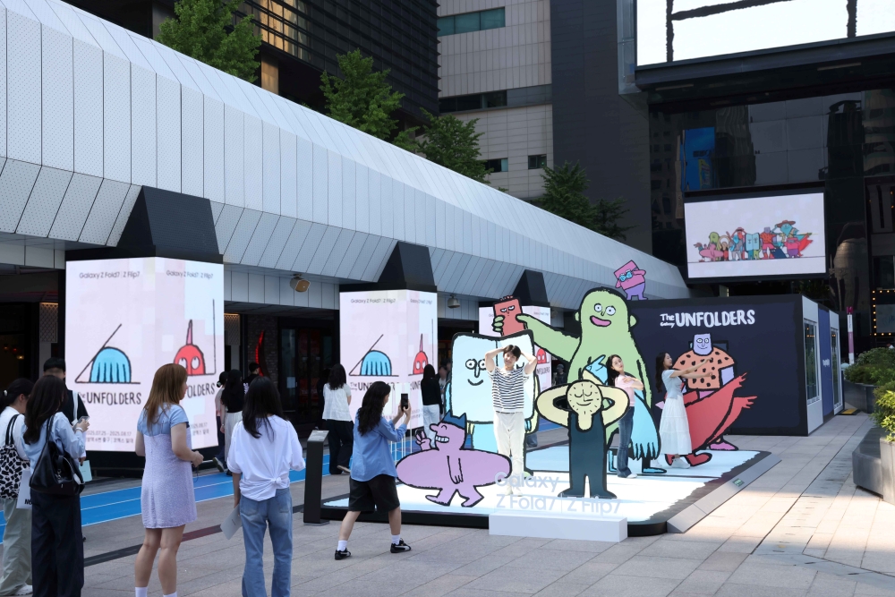 서울 코엑스 'The Galaxy UNFOLDERS' 체험존 방문객들이 ‘갤럭시 Z 폴드7∙Z 플립7'으로 아티스트 '장 줄리앙(Jean Jullien)'의 캐릭터와 함께 인증샷을 촬영하고 있다.
