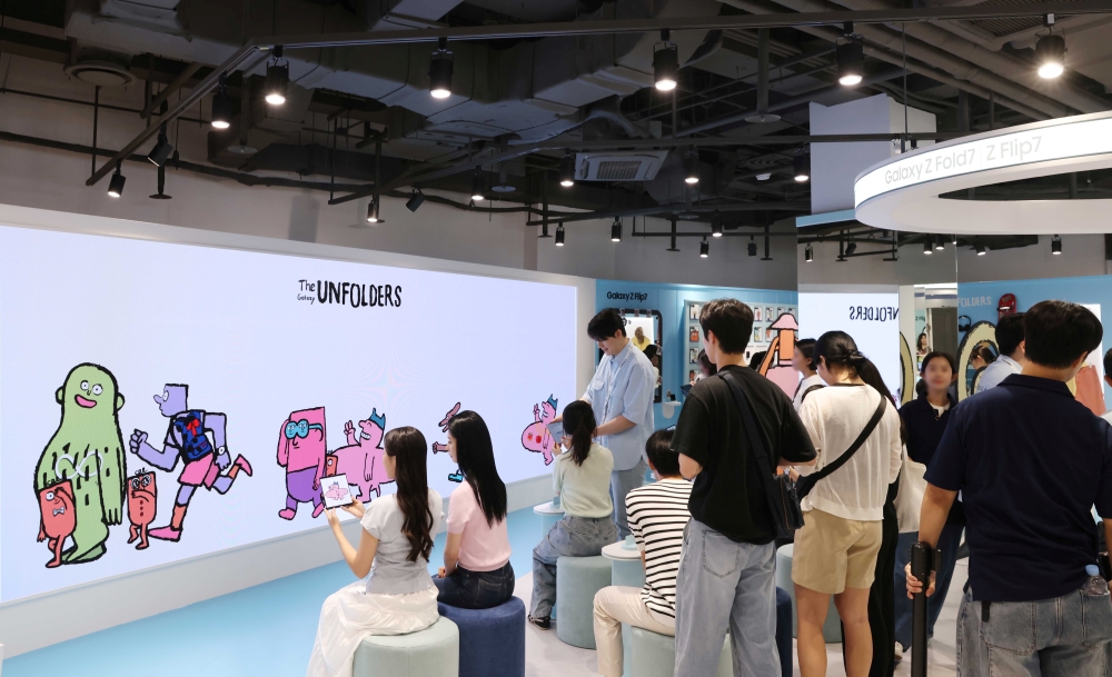 서울 코엑스 'The Galaxy UNFOLDERS' 체험존 방문객들이 ‘갤럭시 Z 폴드7’의 '생성형 편집' 기능으로 완성한 캐릭터를 미디어 월에 띄우는 모습
