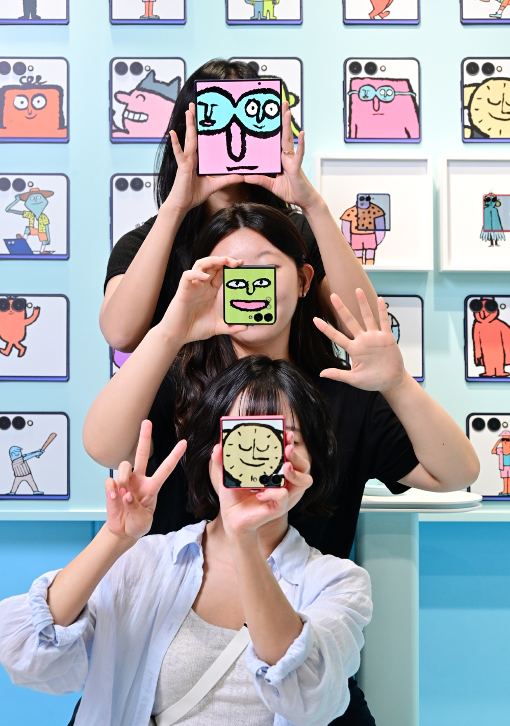 서울 코엑스 'The Galaxy UNFOLDERS' 체험존 방문객들이 '갤럭시 Z 폴드7'의 대화면과 ‘갤럭시 Z 플립7’의 커버 디스플레이를 활용해 '뉴페이스 셀피'를 촬영하고 있다.