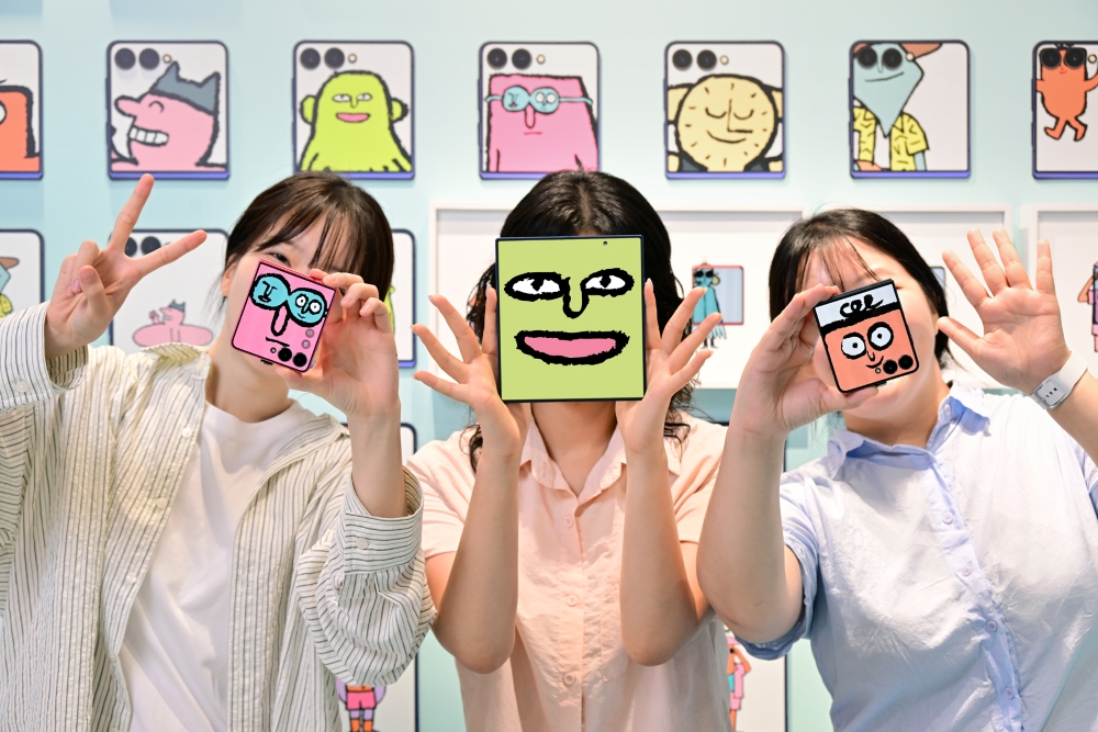 서울 코엑스 'The Galaxy UNFOLDERS' 체험존에서 '갤럭시 Z 폴드7'의 대화면과 ‘갤럭시 Z 플립7’의 커버 디스플레이를 활용해 '뉴페이스 셀피'를 촬영하고 있는 방문객들