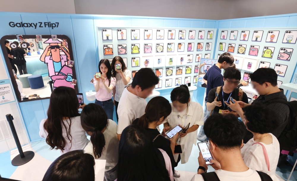 울 코엑스 'The Galaxy UNFOLDERS' 체험존 방문객들이 '갤럭시 Z 폴드7'의 대화면과 ‘갤럭시 Z 플립7’의 커버 디스플레이를 활용해 '뉴페이스 셀피'를 촬영하는 모습