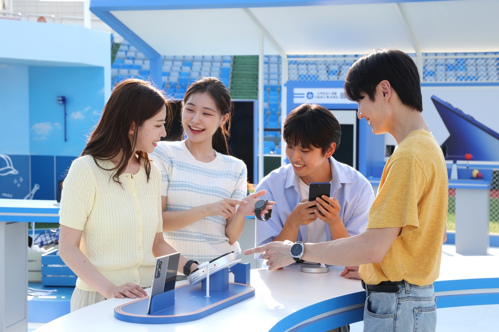 대전 중구 한화 이글스파크 '갤럭시 체험존'에서 방문객들이 '갤럭시 워치8 시리즈'와 함께 나의 러닝 레벨을 확인하고, 러닝 코칭 프로그램을 추천 받는 모습