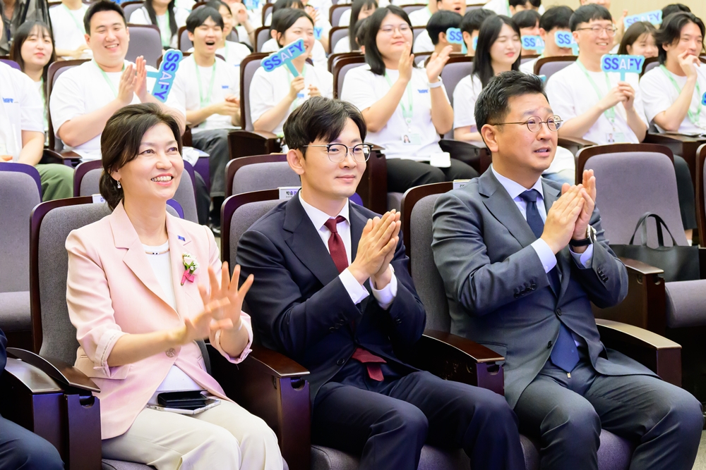(좌측부터) 조국혁신당 강경숙 의원, 국민의힘 박충권 의원, 더불어민주당 김태선 의원이 SSAFY 14기 입학을 축하하고 있다.