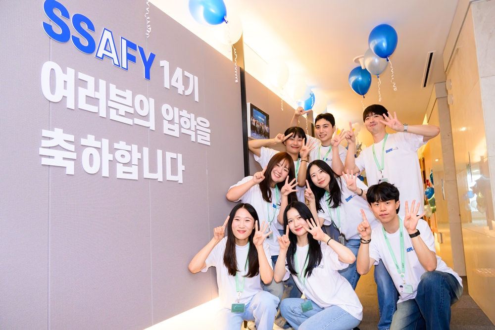 SSAFY 14기 입학식에서 기념 촬영을 하고 있는 교육생 모습