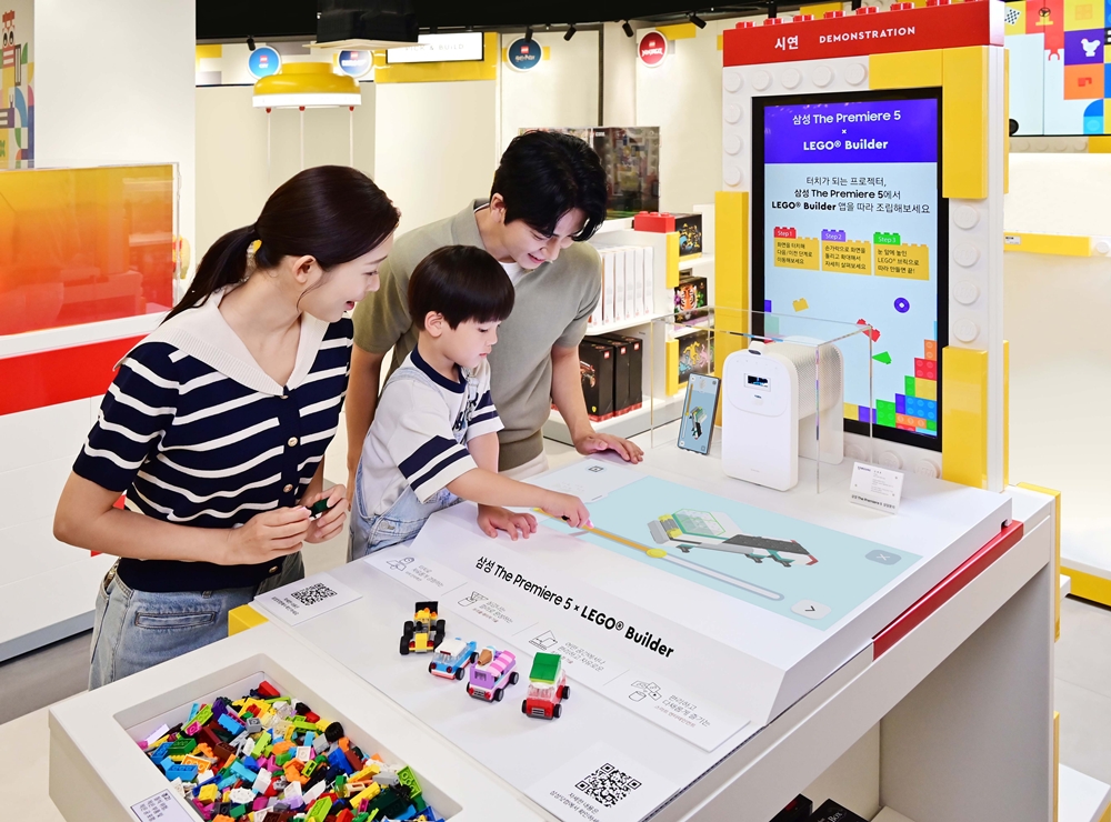 삼성전자가 레고와 협업해 '더 프리미어 5' 체험 공간을 전국 레고스토어 6개 지점에 마련