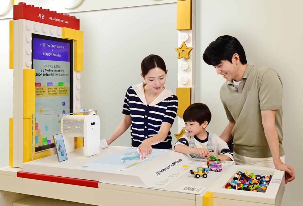 레고와 협업으로 삼성전자가 '더 프리미어 5' 체험 공간을 전국 레고스토어 6개 지점에 마련했다.