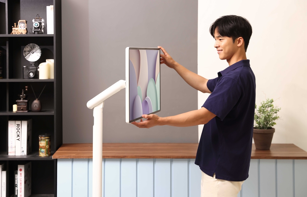 무빙스타일 엣지를 삼성전자 모델이 체험하는 모습