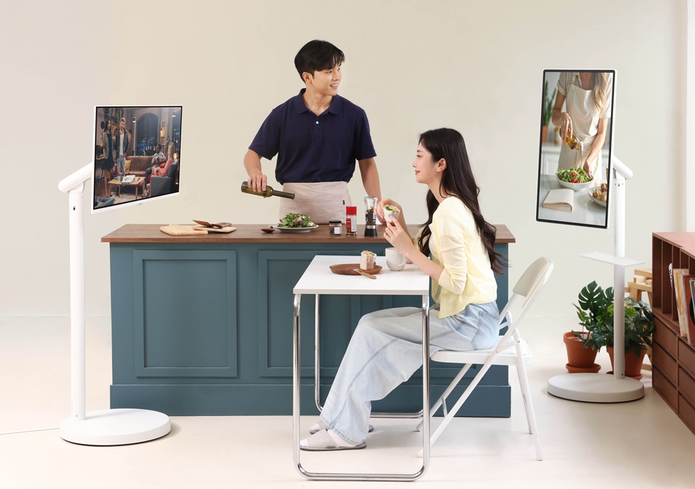 삼성전자 모델이 무빙스타일 엣지와 무빙스타일 M7으로 콘텐츠를 감상하고 있다.
