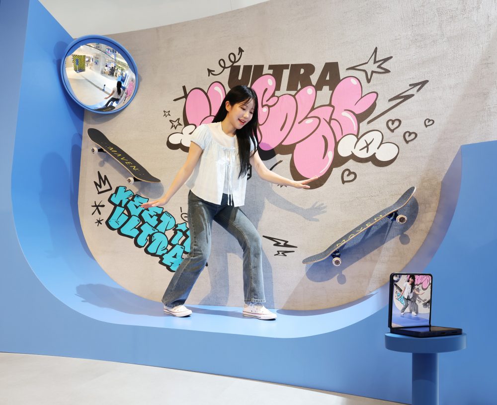 더현대 서울에 오픈한 '갤럭시 스튜디오'에서 방문객들이 '갤럭시 Z 플립7'으로 인증샷을 촬영하는 모습