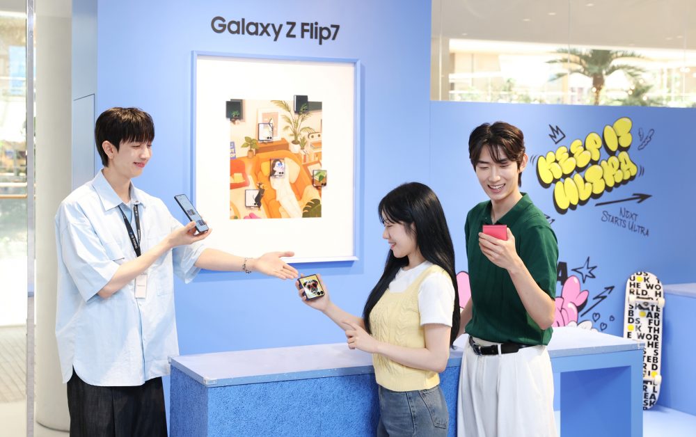 더현대 서울에 오픈한 '갤럭시 스튜디오'에서 방문객들이 '갤럭시 Z 플립7'의 커버 디스플레이를 체험하는 모습