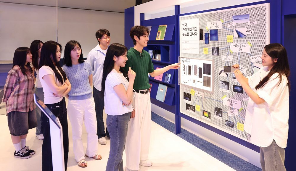 더현대 서울에 오픈한 '갤럭시 스튜디오'에서 방문객들이 '도슨트 AI 클래스'에 참여해 '갤럭시 Z 폴드7'에 대한 설명을 듣는 모습