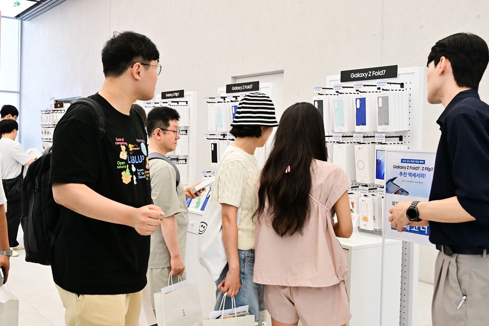 ▲ 갤럭시 Z 폴드7 · Z 플립7 사전 개통 고객들이 삼성 강남 3층에서 갤럭시 정품 액세서리를 구경하는 모습